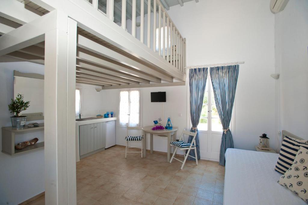 Gryparis' Club Apartment