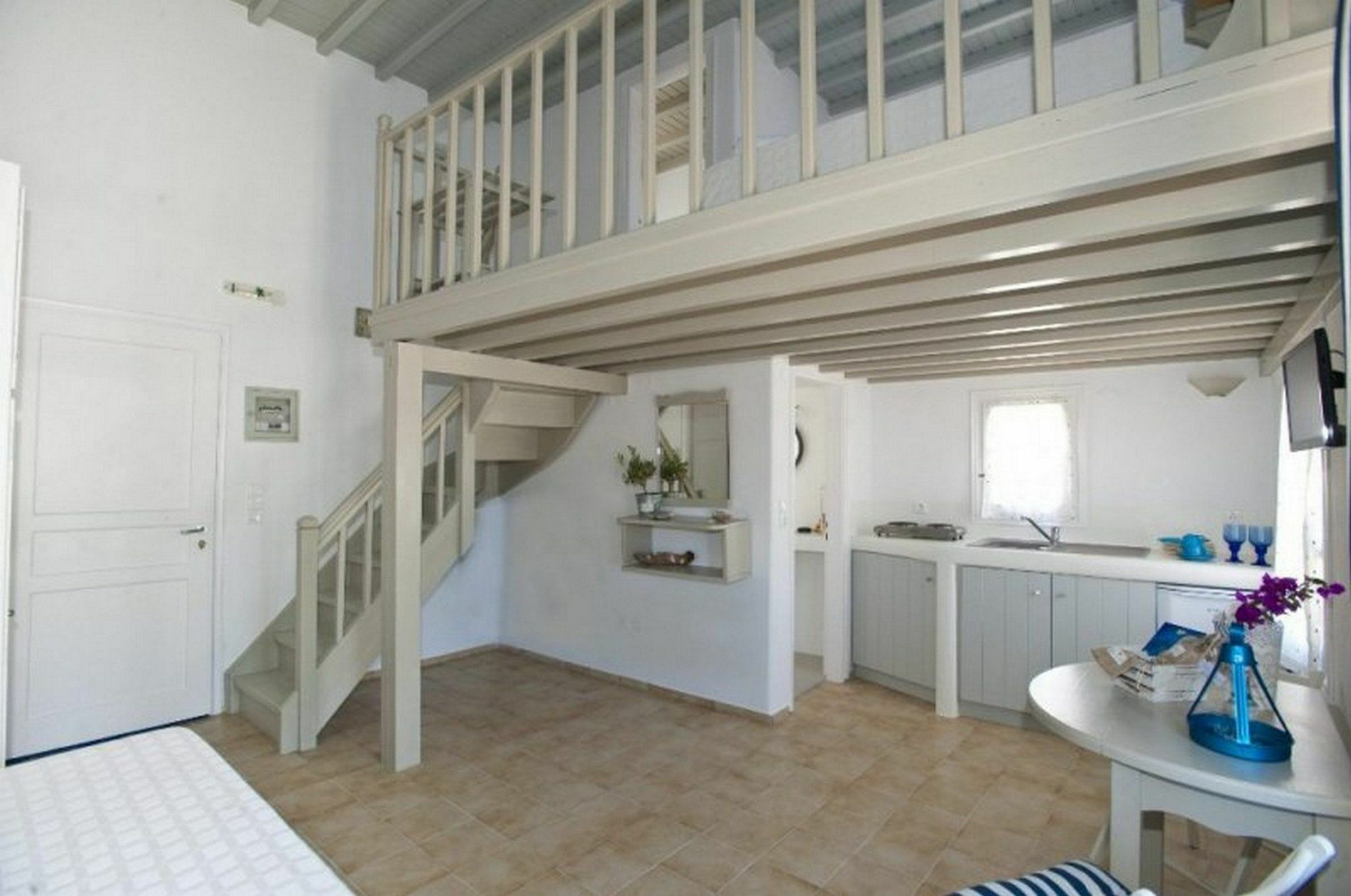 Gryparis' Club Apartment